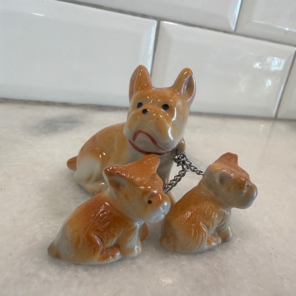 Vtg‎ Porcelain Sitting Boxer Dog w 2 Puppies On Chain Figurine Ceramic Japan MCM